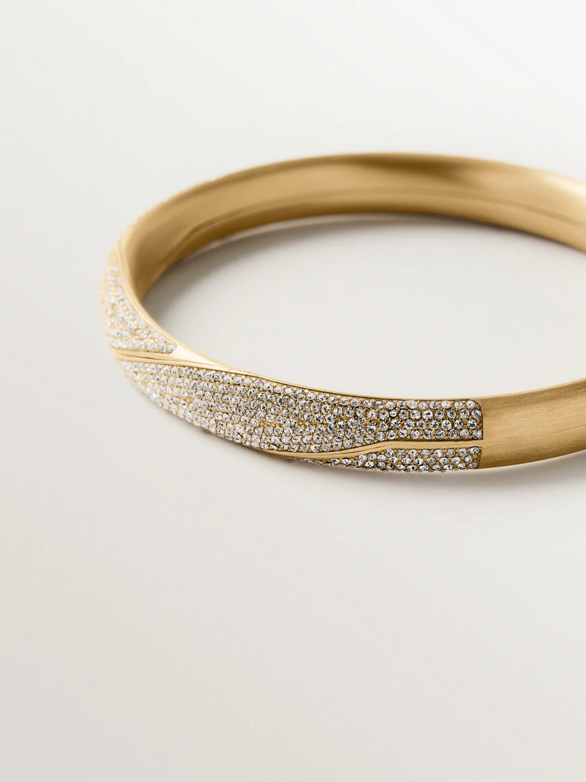 Pulsera gimmel bañada en oro amarillo con pavé de cristales - Image 6