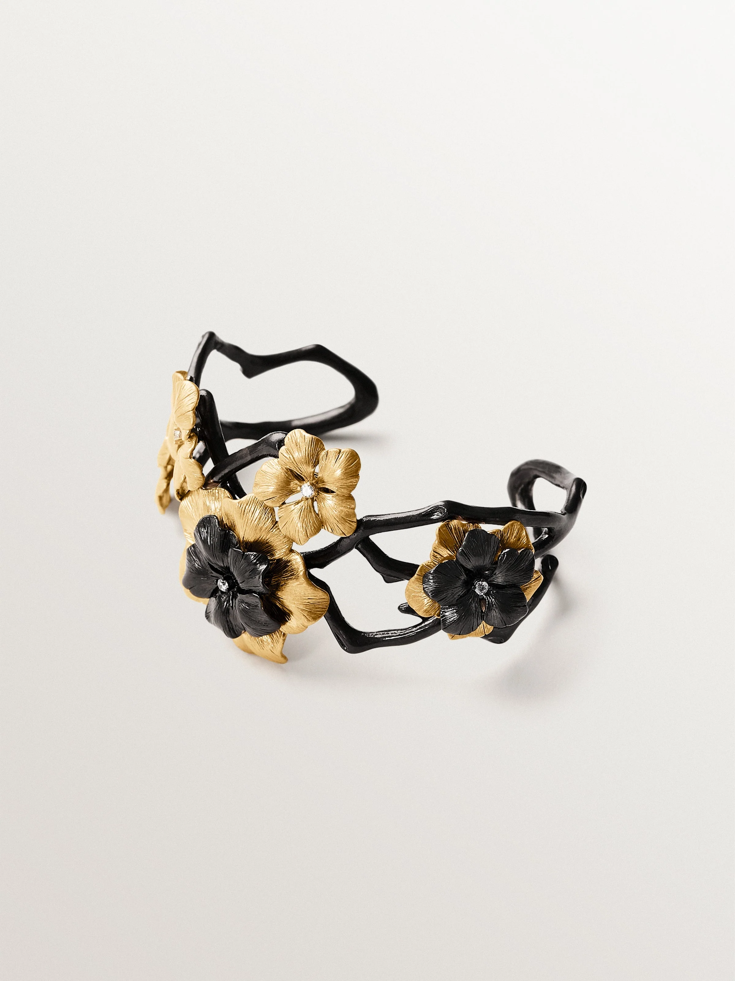 Pulsera rígida bicolor bañada en oro amarillo con cristales y motivo de flor - Image 3