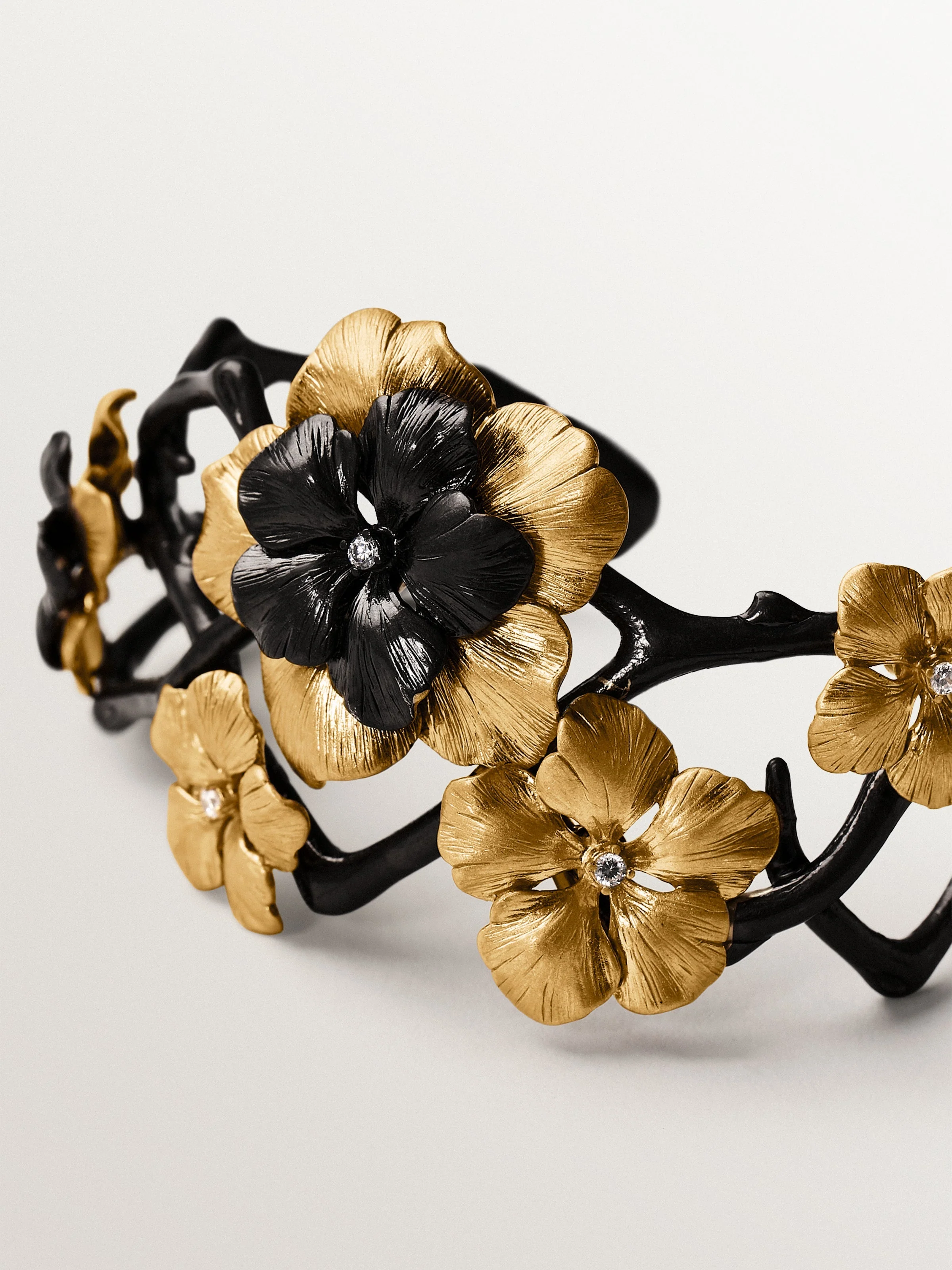 Pulsera rígida bicolor bañada en oro amarillo con cristales y motivo de flor - Image 5
