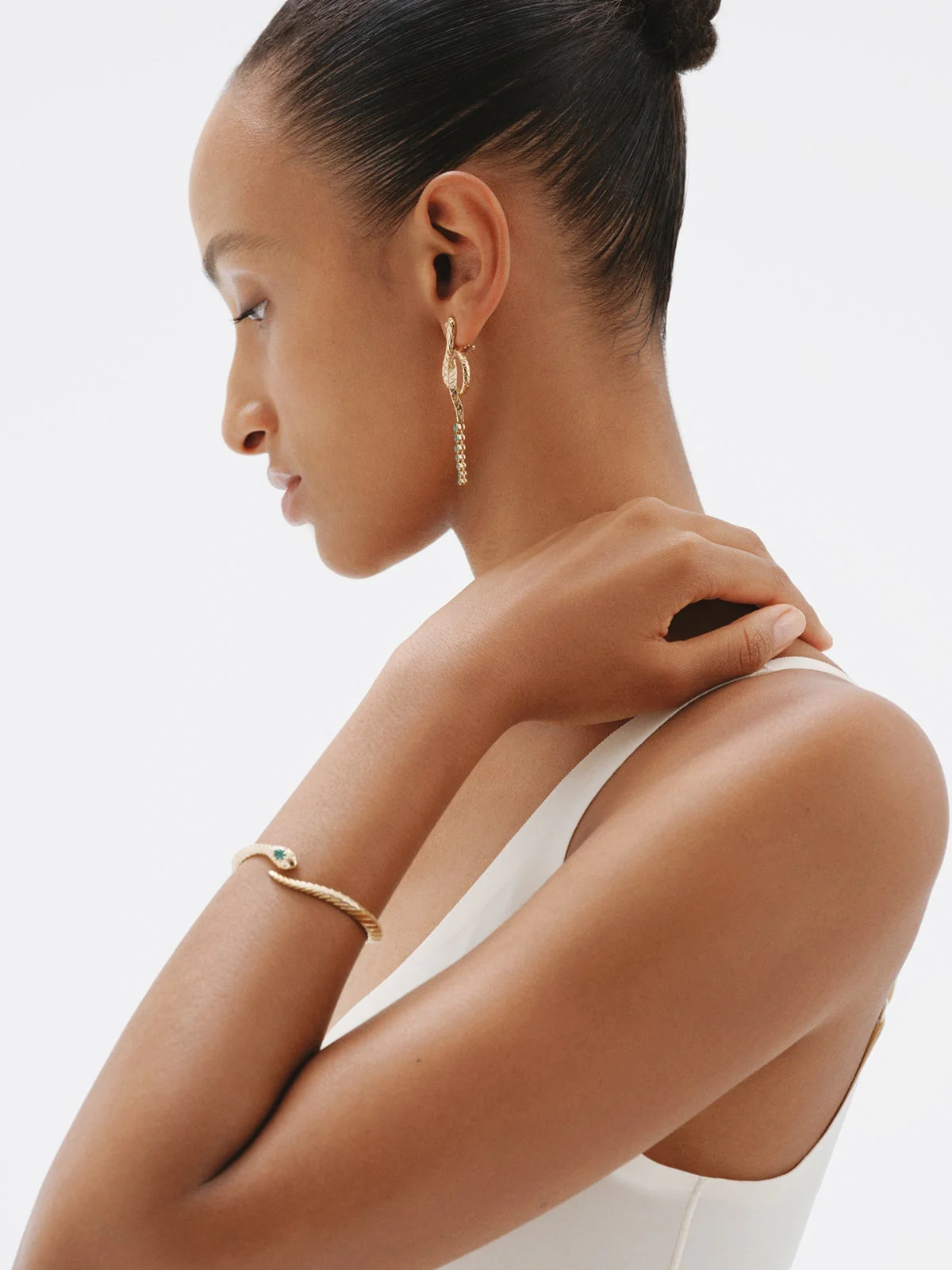 Pulsera rígida de plata 925 bañada en oro amarillo de 18K con ónix verde y con forma de serpiente - Image 6