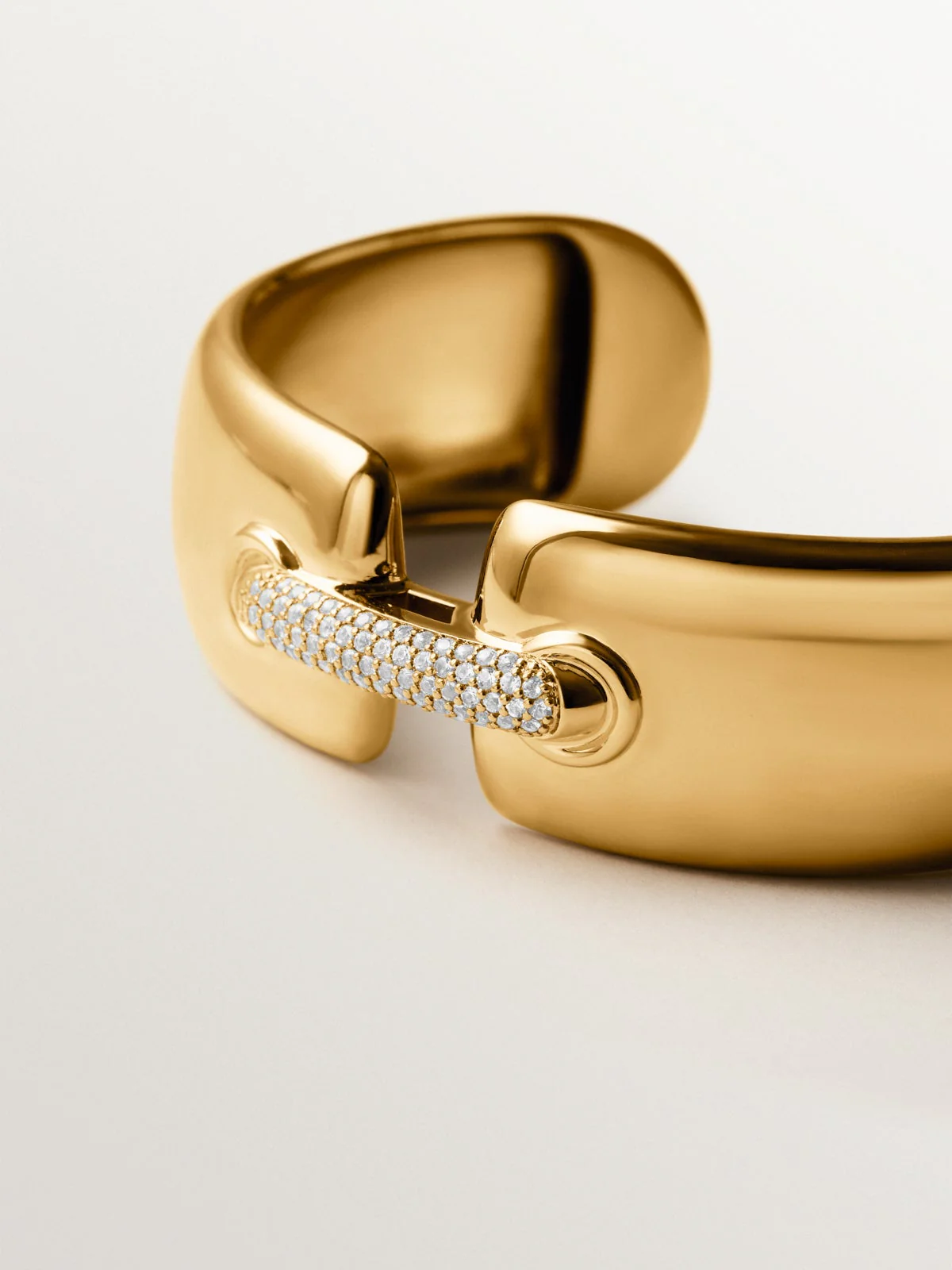 Pulsera rígida de plata 925 bañada en oro amarillo de 18K con pavé de topacios blancos - Image 5