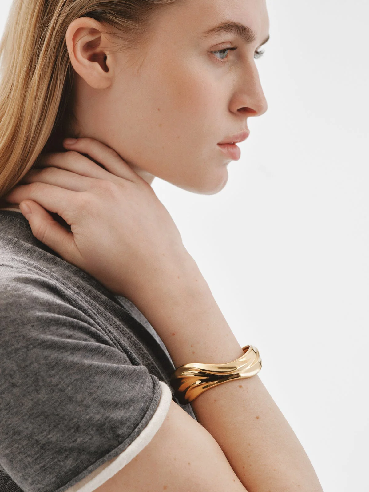 Pulsera rígida de plata 925 bañada en oro amarillo de 18K con textura - Image 2