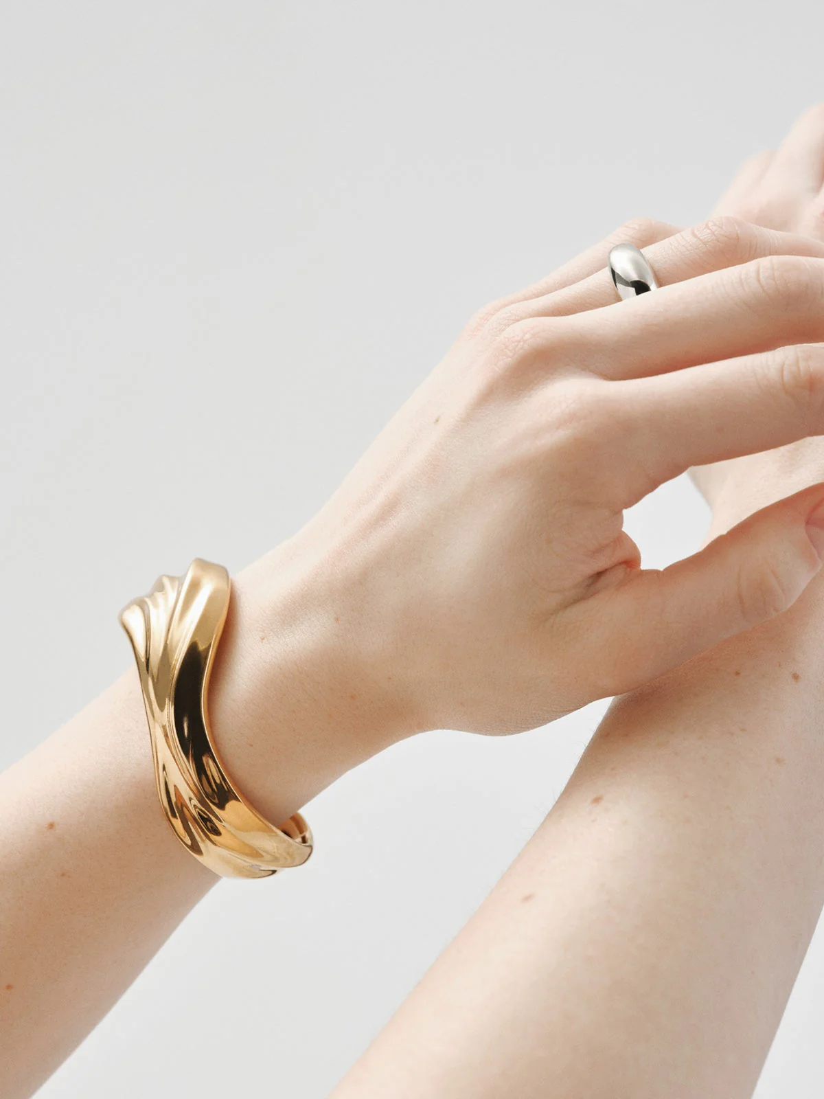 Pulsera rígida de plata 925 bañada en oro amarillo de 18K con textura - Image 6