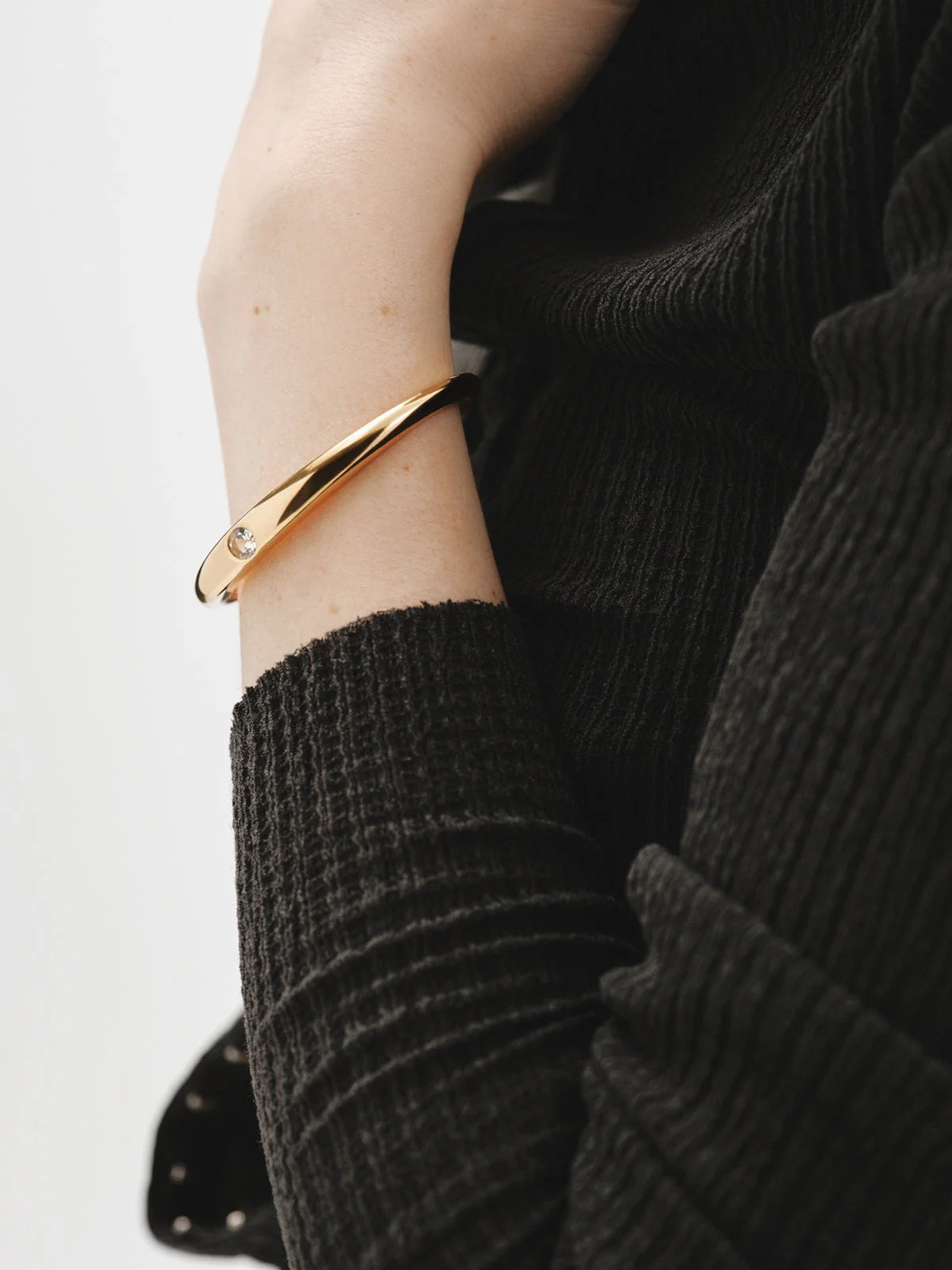 Pulsera rígida de plata 925 bañada en oro amarillo de 18K con topacio blanco - Image 4