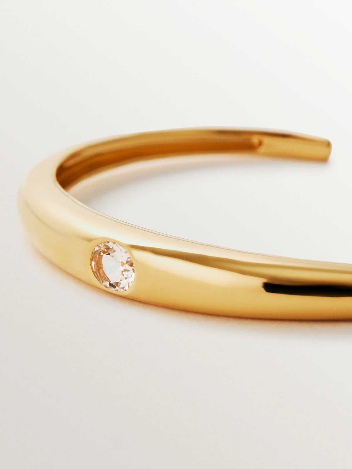 Pulsera rígida de plata 925 bañada en oro amarillo de 18K con topacio blanco - Image 5