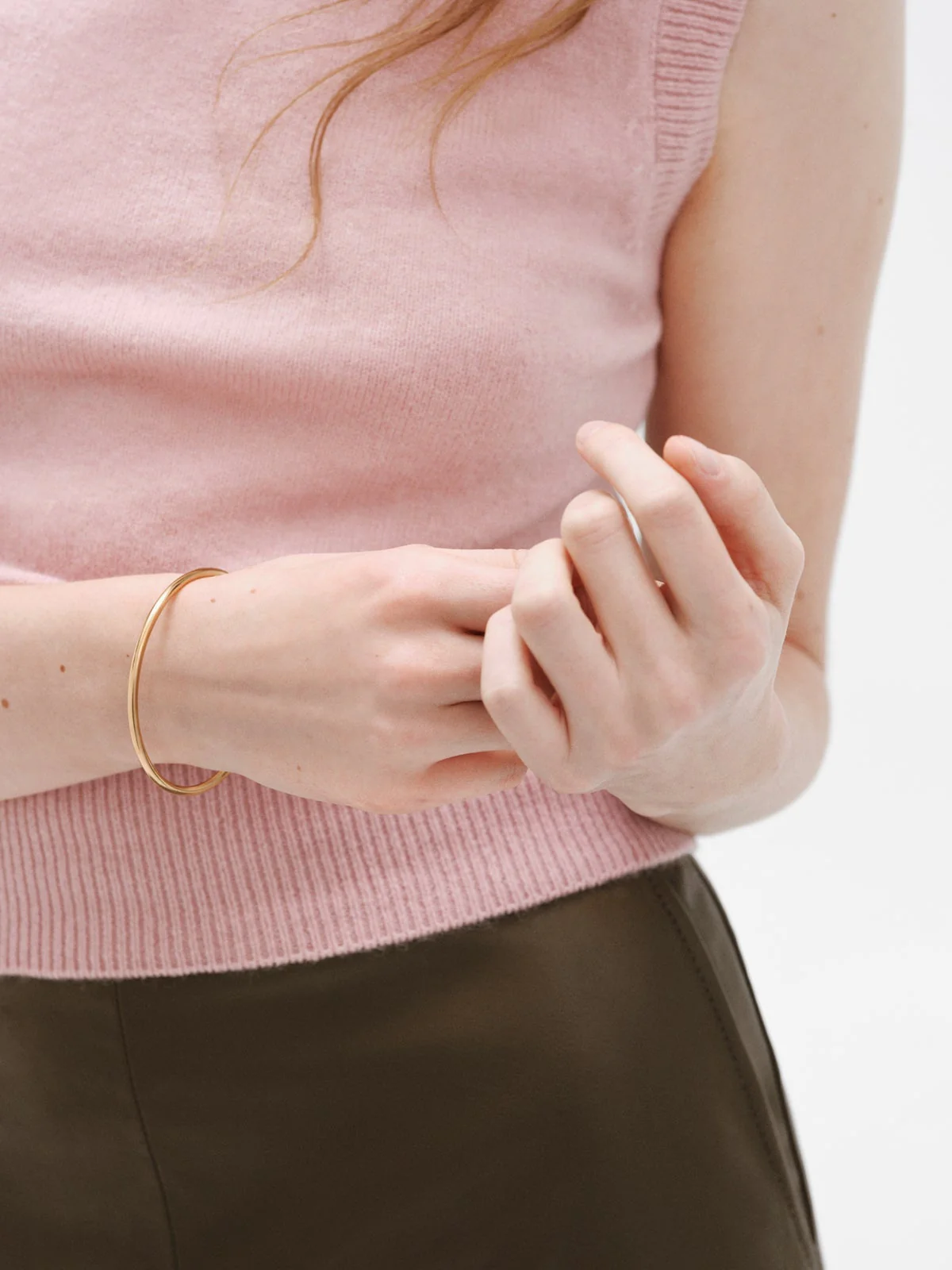 Pulsera rígida estilo semanario de plata 925 bañada en oro amarillo de 18K. - Image 4