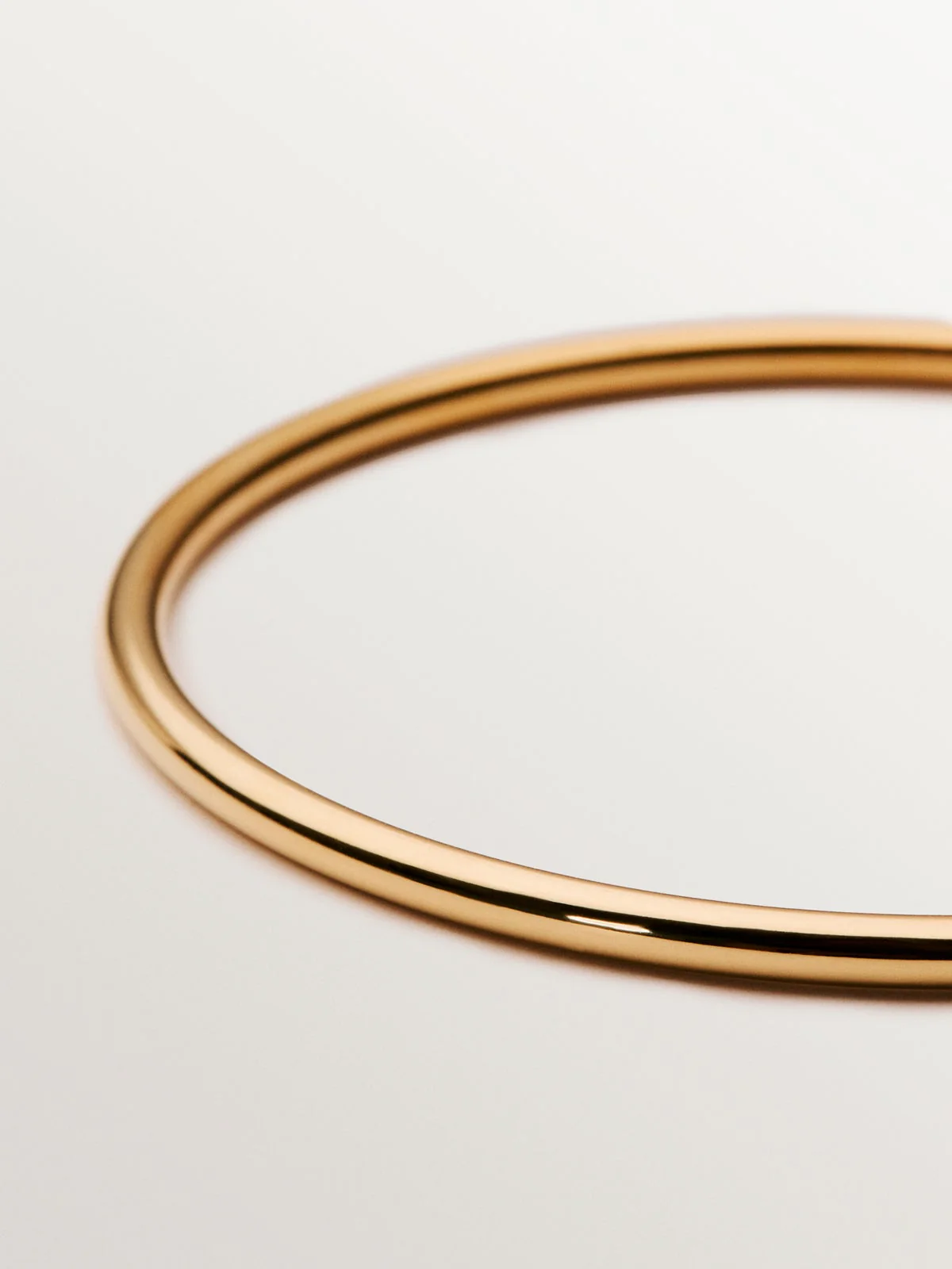 Pulsera rígida estilo semanario de plata 925 bañada en oro amarillo de 18K. - Image 5