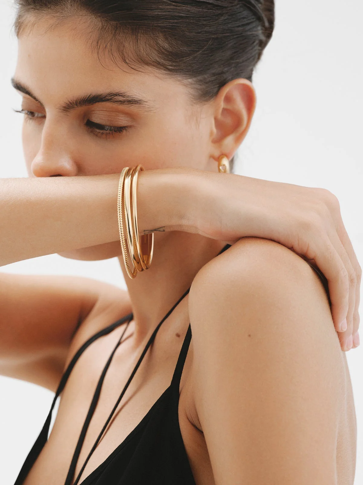 Pulsera rígida estilo semanario de plata 925 bañada en oro amarillo de 18K. - Image 6