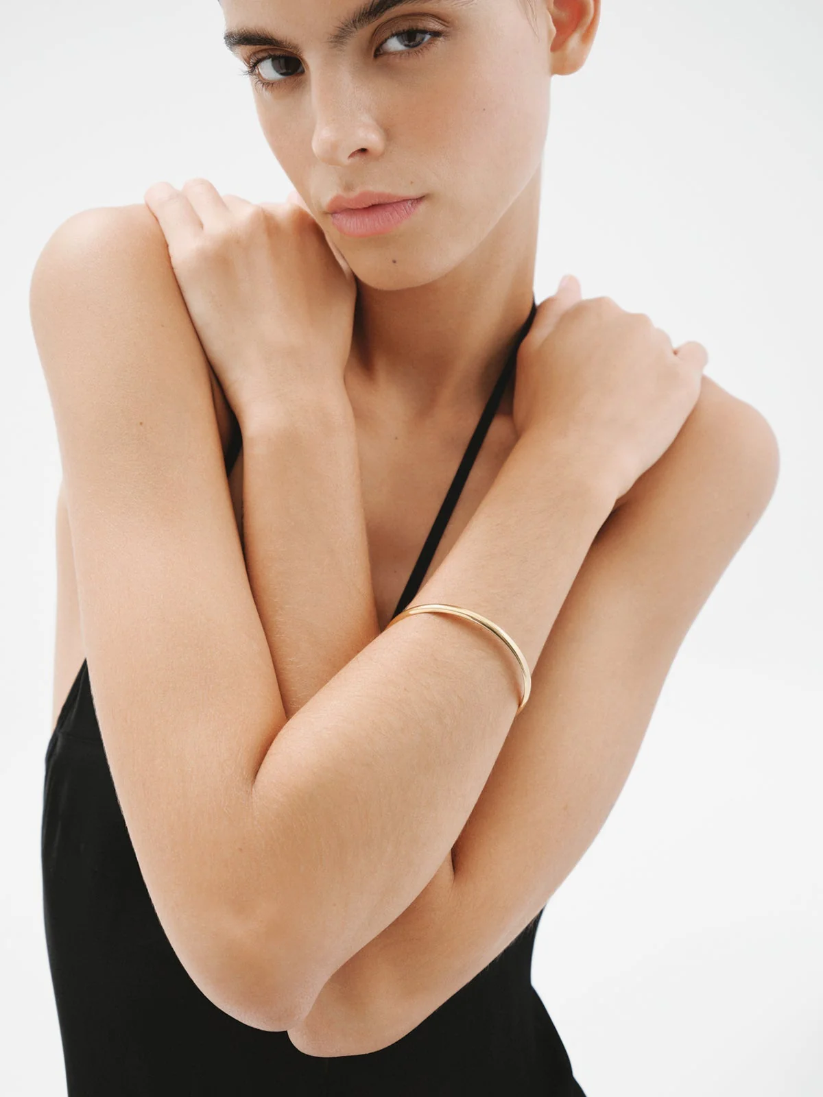 Pulsera rígida estilo semanario de plata 925 bañada en oro amarillo de 18K. - Image 4