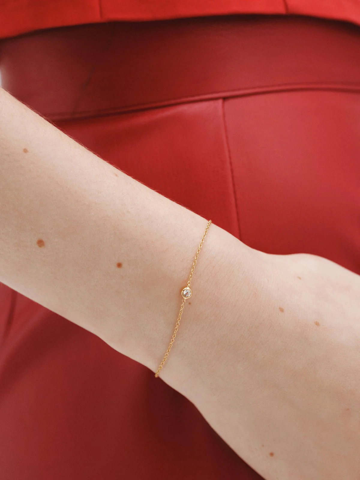 Pulsera solitario de plata 925 bañada en oro amarillo de 18K con topacio blanco - Image 2