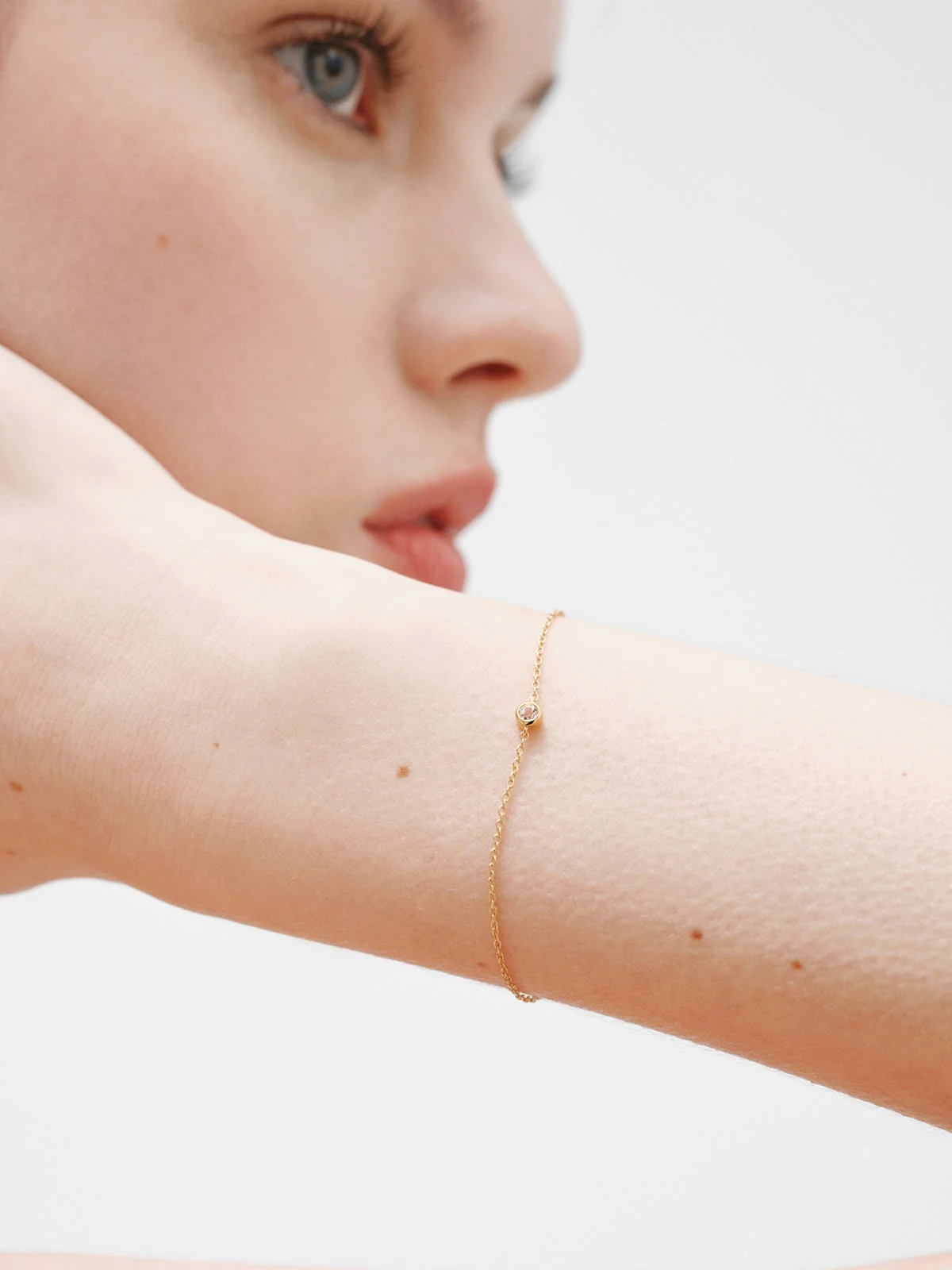 Pulsera solitario de plata 925 bañada en oro amarillo de 18K con topacio blanco - Image 4
